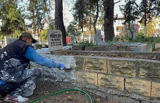 Anne ve ağabeyinin mezarının bulunduğu kabristanda...