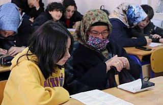 Anneanneler torunlarıyla aynı sırada sınava girdi