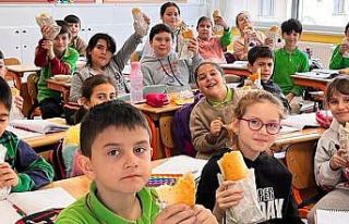 Anneler pişirdi, öğrenciler hamsi şenliği yaptı