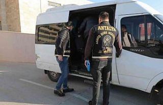 Antalya’da toplam 84 yıl hapis cezasıyla aranan...