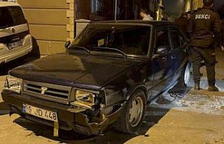 Aracıyla bina duvarına ve park halindeki otomobile...