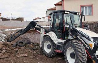 Ardıç’ta metruk yapılar yıkılıyor, inler dolduruluyor