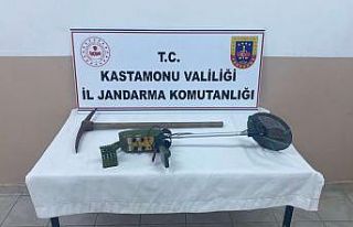 Arkeolojik sit alanında kazı yaparken suçüstü...