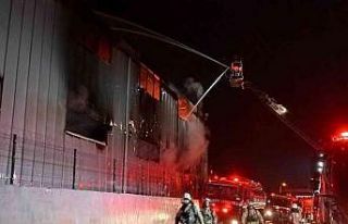 Arnavutköy’de 10 bin metrekarelik fabrika kül...