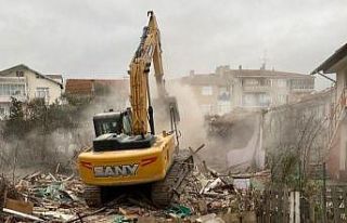 Asrın felaketini yaşayan ilçede yıkılan bina...