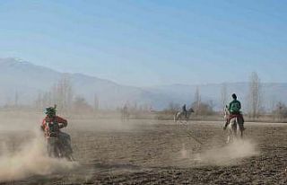 Ata sporu ciritte bu kez atların rakibi motosikletliler...