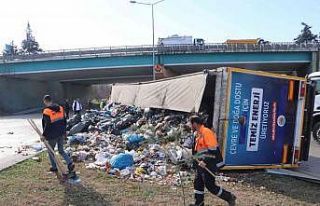 Atakum Belediyesinin çöp tırı devrildi, çöpler...