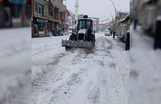 Bahçesaray Belediyesi ekiplerinin kar mesaisi