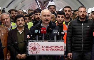 Bakan Karaismailoğlu yeni yıla metro çalışanları...