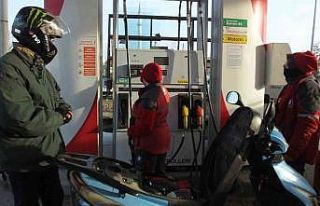 Balıkesir’de akaryakıt istasyonunda kadın pompacılar...