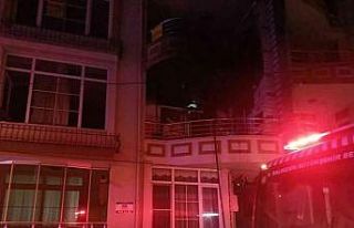 Balıkesir’deki ev yangınında 2 kişi dumandan...