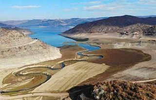 Barajda sular çekildi, toprakta derin çatlaklar...
