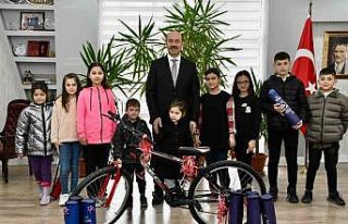 Başkan Kılıç’tan miniklere karne hediyesi