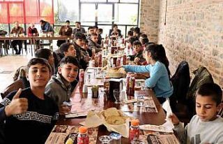 Başkan Özcan minik turistlere ev sahipliği yaptı