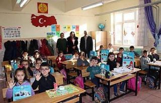 Başkan Şahiner’den minik öğrencilere tatil seti