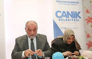 Başkan Sandıkçı öğrenciler için atkı ve bere...