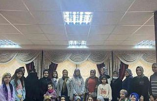 Başkan Tekin Kur’an kursu öğrencileriyle bir...