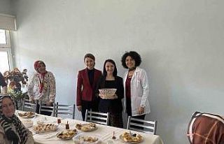 Başkan Tekin ve Müdür Akyol kursiyerler ile bir...