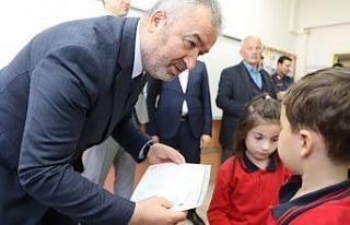 Başkan Topaloğlu öğrencilerin karne sevincine...