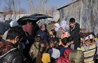 Başkan Turan’dan çocuklara bot ve mont desteği