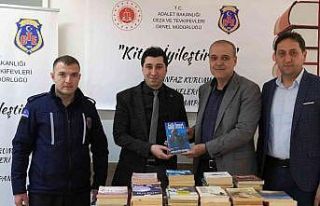 Başkan Uzundemir’den kitap bağışı