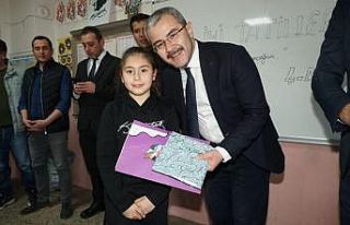 Başkan Vural öğrencilere karne dağıttı
