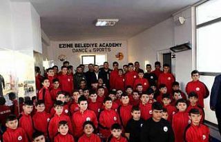 Başkan Yüksel, güreş kursuna katılan sporcularla...