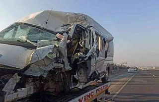 Başkent’te iki servis aracı çarpıştı: 2’si...