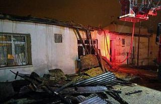 Bayburt’ta evin çatısı yandı