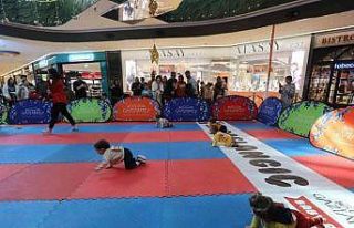 Bebekler emekledi, anneler heyecanlandı