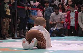 Bebeklerin yarışması renkli görüntülere sahne...