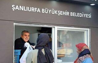 Belediye başkanı halk ekmek büfesinde satış yaptı