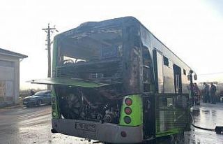 Belediye otobüsünün motor kısmında çıkan yangın...