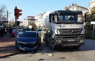 Beton mikserinin çarptığı otomobil trafik ışığına...