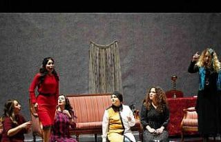 Bilecik Belediyesi Sanat Akademisi oyuncuları ayakta...