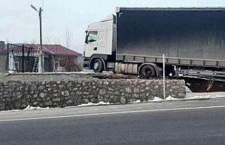 Bingöl’de freni boşalan tır, istinat duvarına...