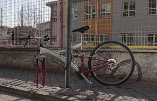 Bisikletin zincirini kıramayınca tekerini çaldılar