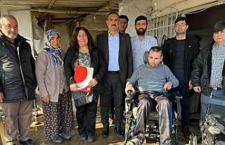 Buldan’da engelli iki kardeş tekerlekli sandalyeyle...
