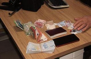 Bulduğu çantayı polise teslim etti