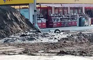 Burhaniye’ de kanalizasyon kazısı mahalleyi internetsiz...