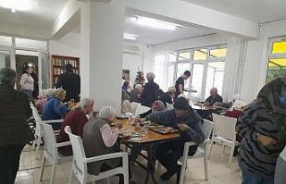Burhaniye’de kursiyerler huzurevinde yemek verdi