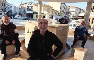 Burhaniye’de tarihi caminin şadırvanı hizmete...