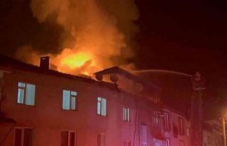 Bursa’da 3 katlı apartmanın çatısı alev alev...