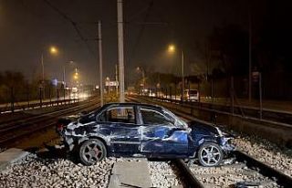 Bursa’da kontrolden çıkan otomobil metro raylarına...