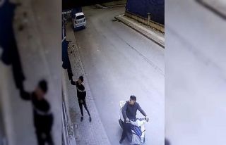 Bursa’da motosikletli çamaşır hırsızları kamerrada