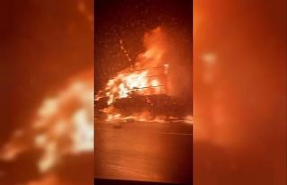 Bursa’da seyir halindeki kamyonet alev alev yandı