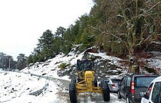 Büyükşehir ekiplerinin karla mücadele çalışmaları...