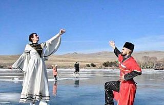 Buzla kaplı Çıldır Gölü’nde Kafkas gösterisi...