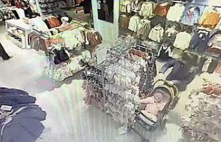 Çaldığı eşyaları bebek arabasına koyan şahıs...