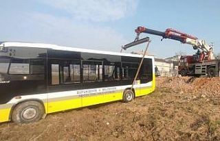 Çalıştırmak istediği otobüsle tarlaya uçtu